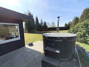 Nyrenoveret sommerhus med vildmarksbad, Marielyst