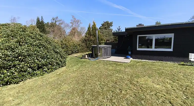 Nyrenoveret sommerhus med vildmarksbad, Marielyst