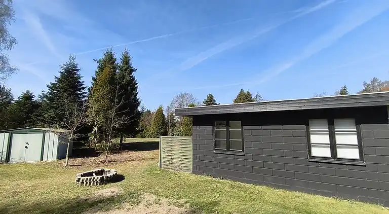 Nyrenoveret sommerhus med vildmarksbad, Marielyst