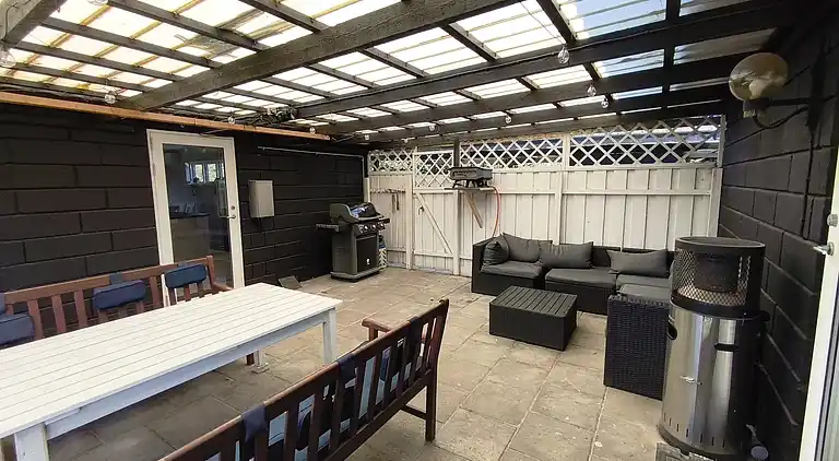 Nyrenoveret sommerhus med vildmarksbad, Marielyst