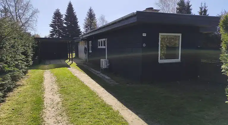 Nyrenoveret sommerhus med vildmarksbad, Marielyst
