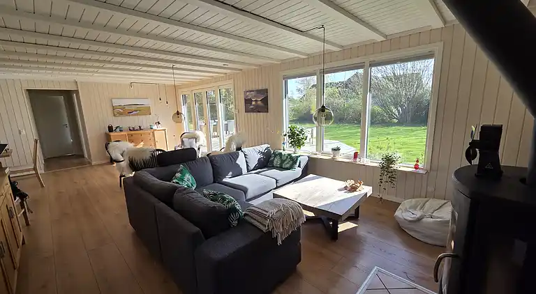 Rummeligt sommerhus tæt på Enebærodde