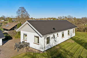 Hyggeligt sommerhus til 6 pers. tæt på strand/hav