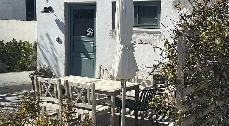 Nyrenoveret ferielejlighed i hjertet af Sandvig