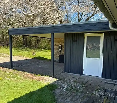 Skønt, ugeneret sommerhus nær strand