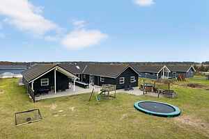 Geräumiges Poolhaus am Strand für 22