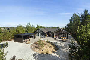 Poolhus med spa och spelrum nära Nordsjön