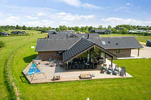 Rummeligt sommerhus til 12 ved Saksild Strand