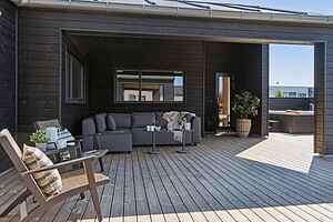 Holiday home for 18 with pool, spa & beach