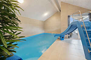 Large vacation home with pool, spa & rec room