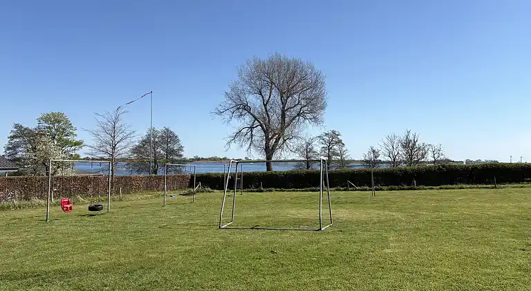 Skønt, ugeneret sommerhus nær strand