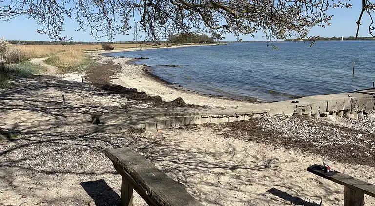 Skønt, ugeneret sommerhus nær strand