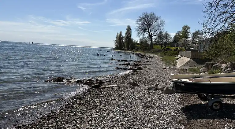 Skønt, ugeneret sommerhus nær strand