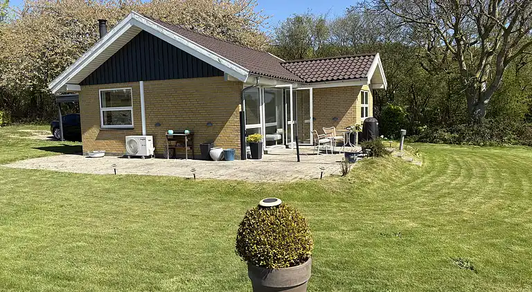 Skønt, ugeneret sommerhus nær strand