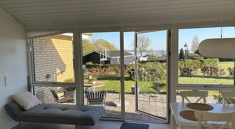 Skønt, ugeneret sommerhus nær strand