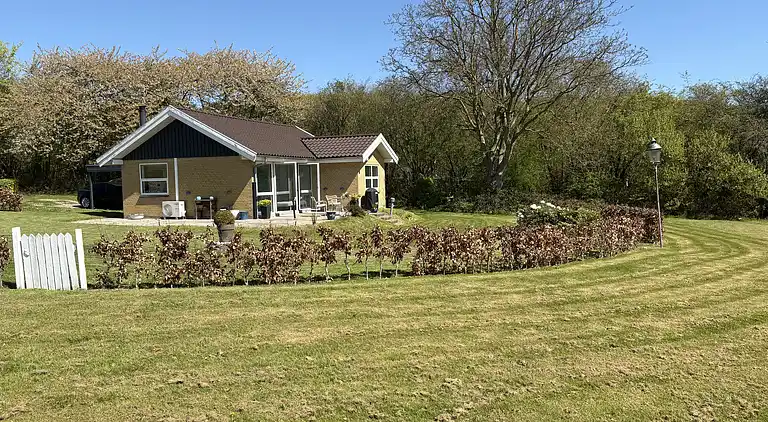 Skønt, ugeneret sommerhus nær strand