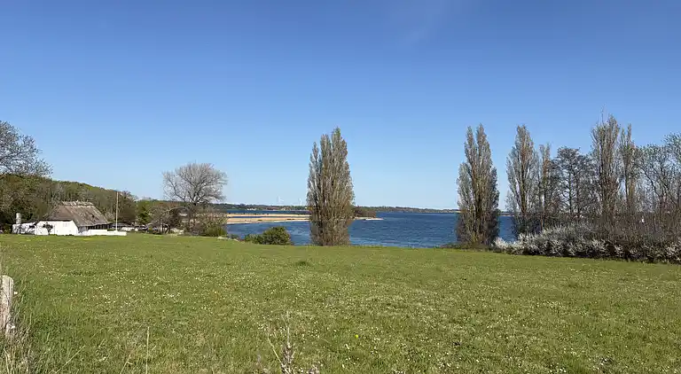 Skønt, ugeneret sommerhus nær strand