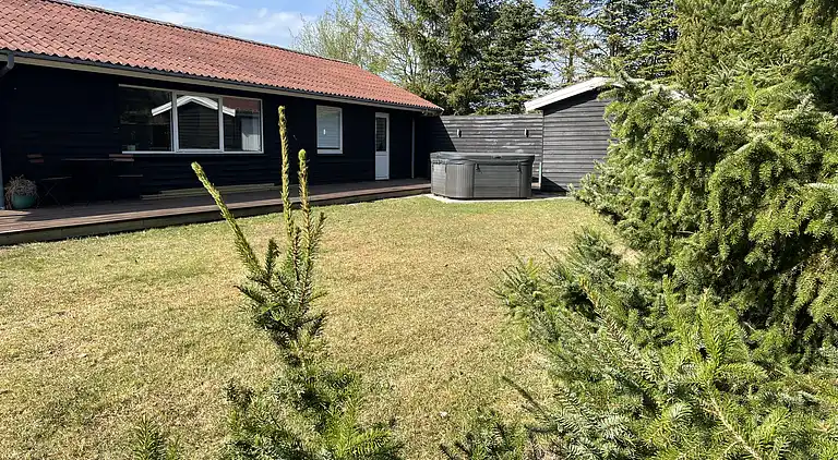Skønt nyrenoveret sommerhus med udespa