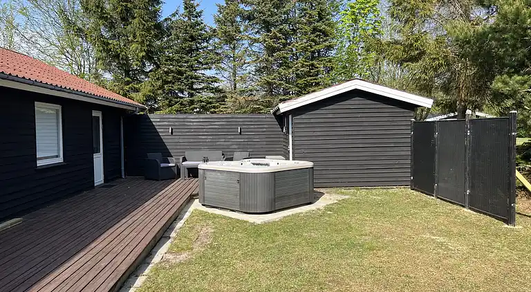Skønt nyrenoveret sommerhus med udespa