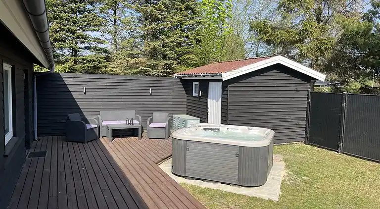 Skønt nyrenoveret sommerhus med udespa
