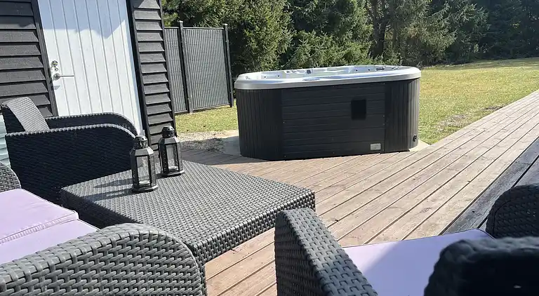 Skønt nyrenoveret sommerhus med udespa