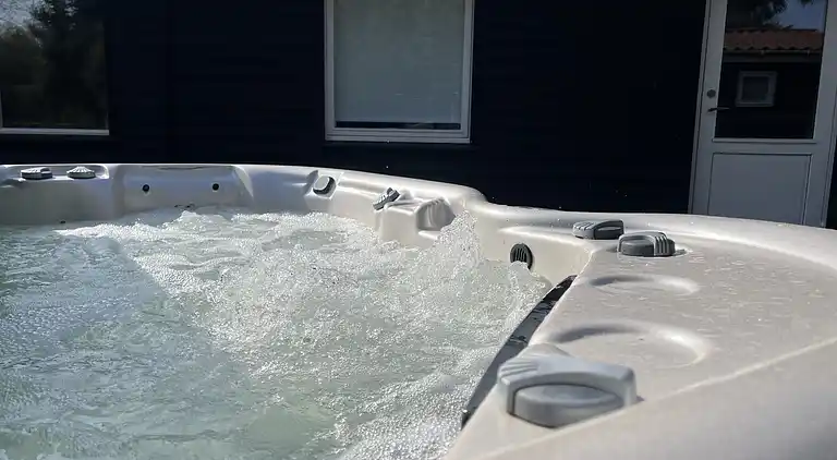 Skønt nyrenoveret sommerhus med udespa