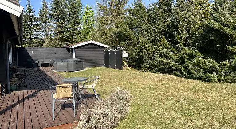 Skønt nyrenoveret sommerhus med udespa