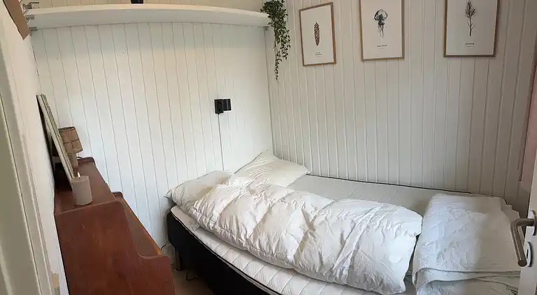 Skønt sommerhus med lukket have, tæt på vandet.