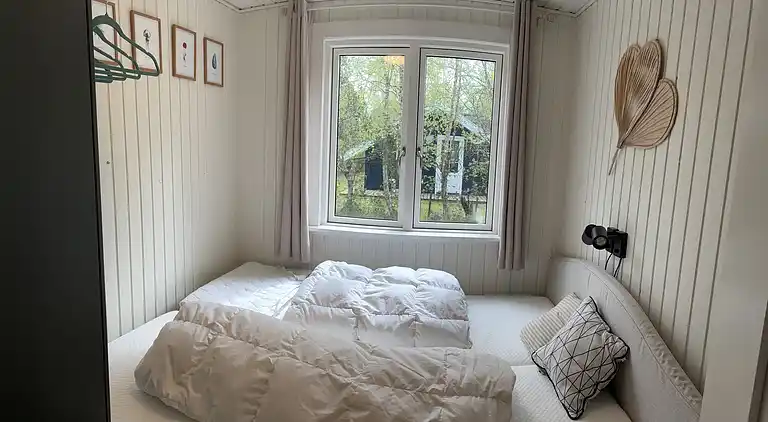 Skønt sommerhus med lukket have, tæt på vandet.