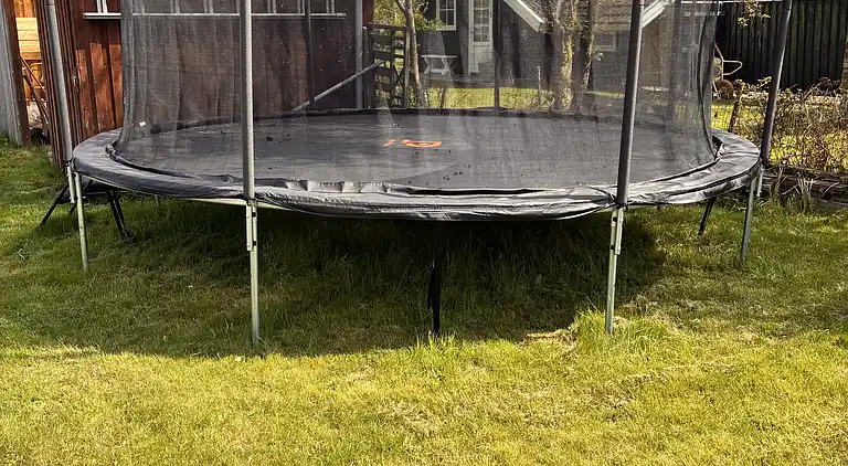 Skønt sommerhus med lukket have, tæt på vandet.