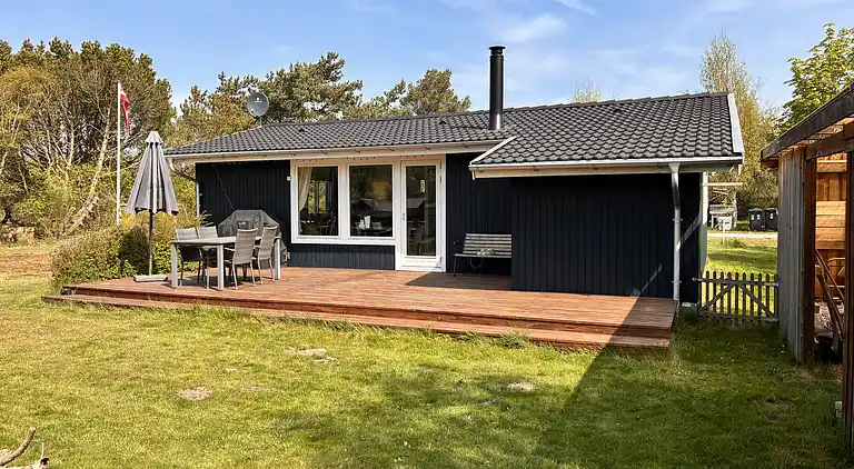 Skønt sommerhus med lukket have, tæt på vandet.