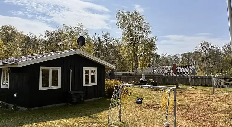 Skønt sommerhus med lukket have, tæt på vandet.