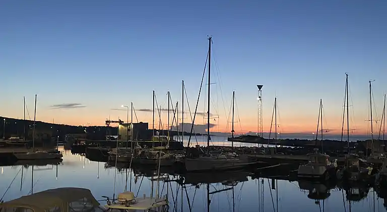 Vakkert beliggende sommerhus med havutsikt