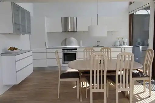 Lækkert stort træhus med spa, sauna og Internet