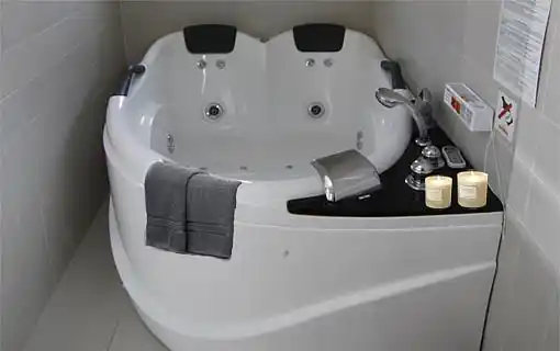 Lækkert stort træhus med spa, sauna og Internet