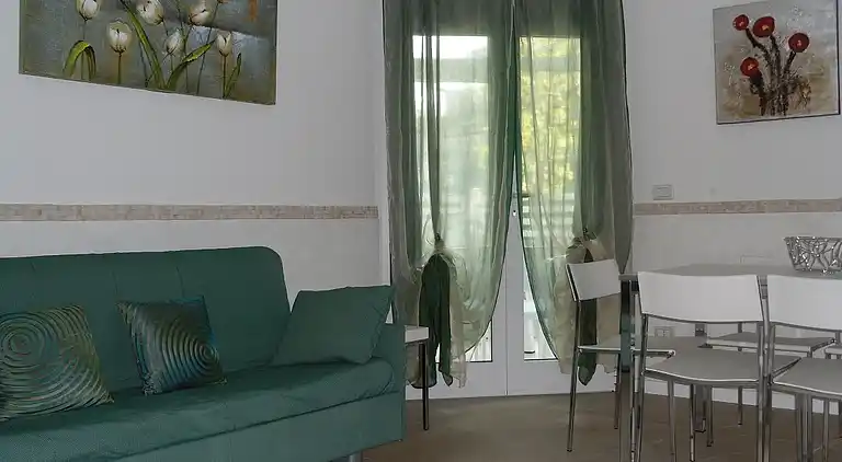 Elegante appartamento in villa vicinissimo al mare