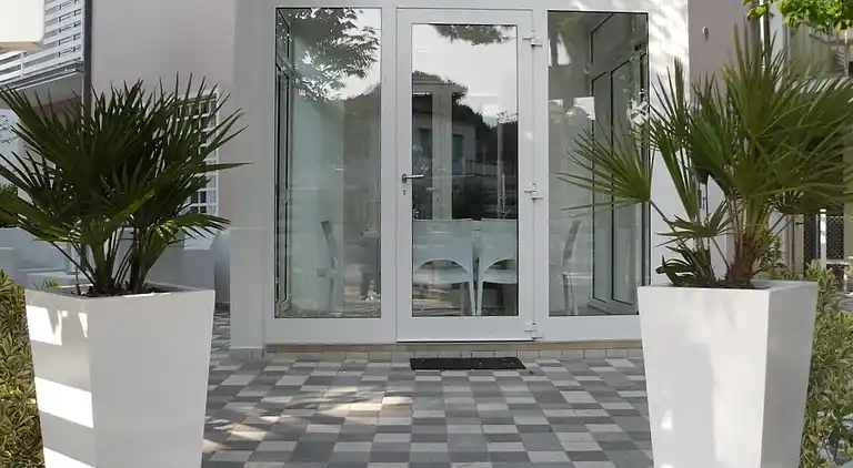 Elegante appartamento in villa vicinissimo al mare