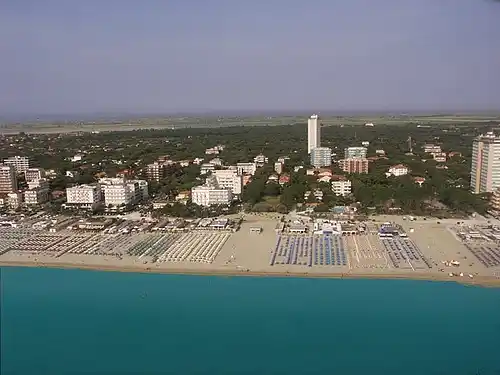 Elegante appartamento in villa vicinissimo al mare